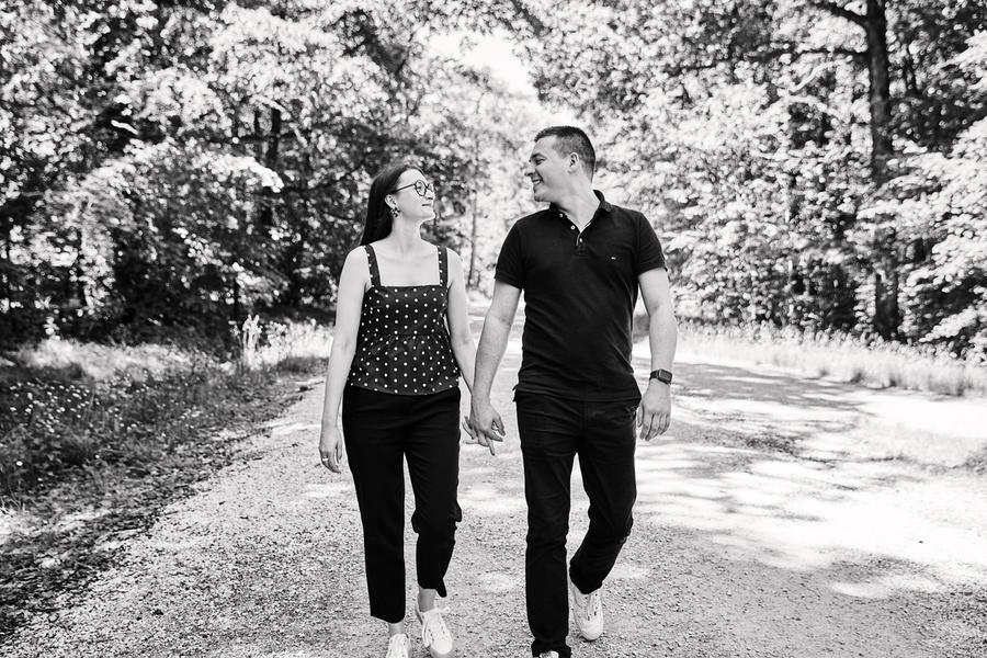 Audrey et Hugo main dans la main sur un chemin en forêt