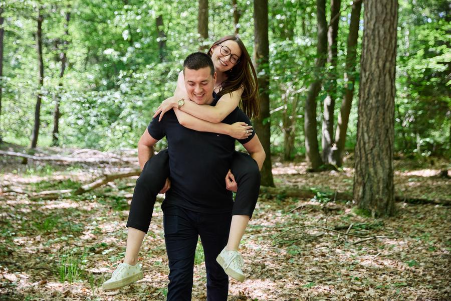 Audrey sur le dos d'Hugo dans la forêt