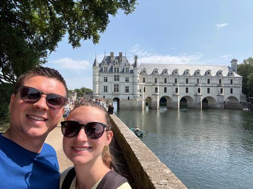Audrey et Hugo devant un château de la Loire