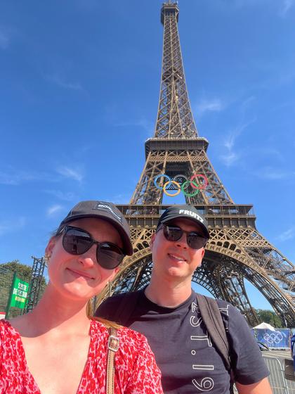 Audrey et Hugo devant la tour Eiffel à Paris