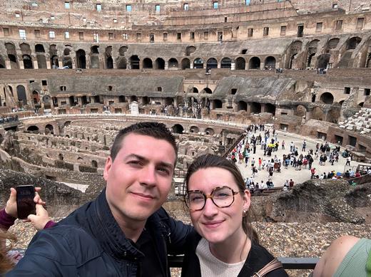 Audrey et Hugo à Rome devant le Colisée